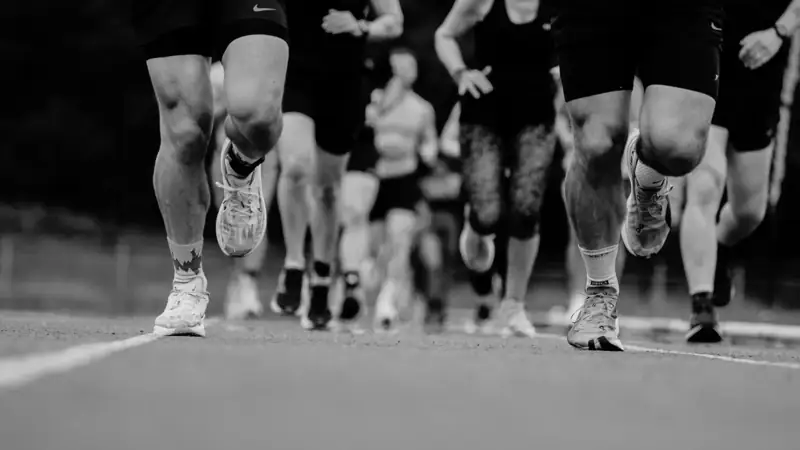 Atleten die op de atletiekbaan lopen tijdens een Deadly Dozen-race