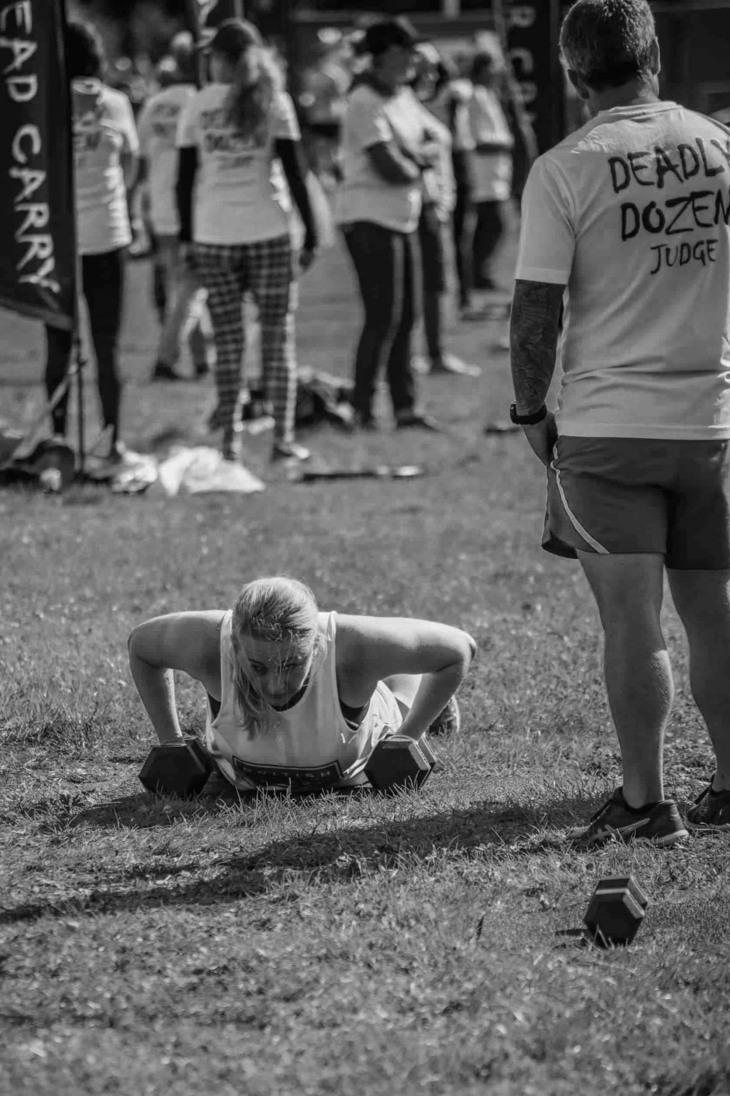 Atleet die de training afsluit met dumbbell devil presses, de twaalfde en laatste oefening