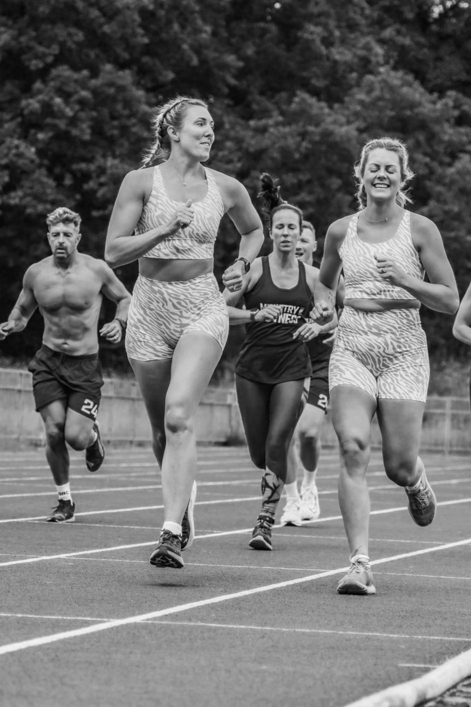 Atleten die een ronde van 400 meter afleggen op de atletiekbaan