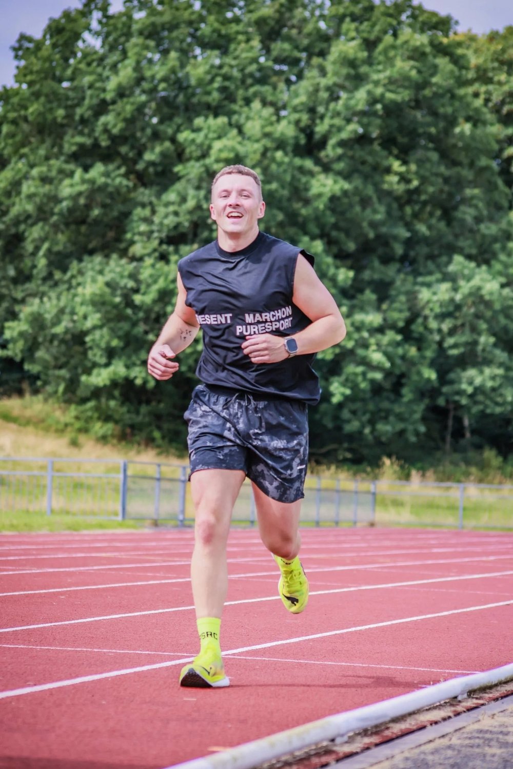 Atleten die op een atletiekbaan tussen de Journeys en Labours heen en weer rennen