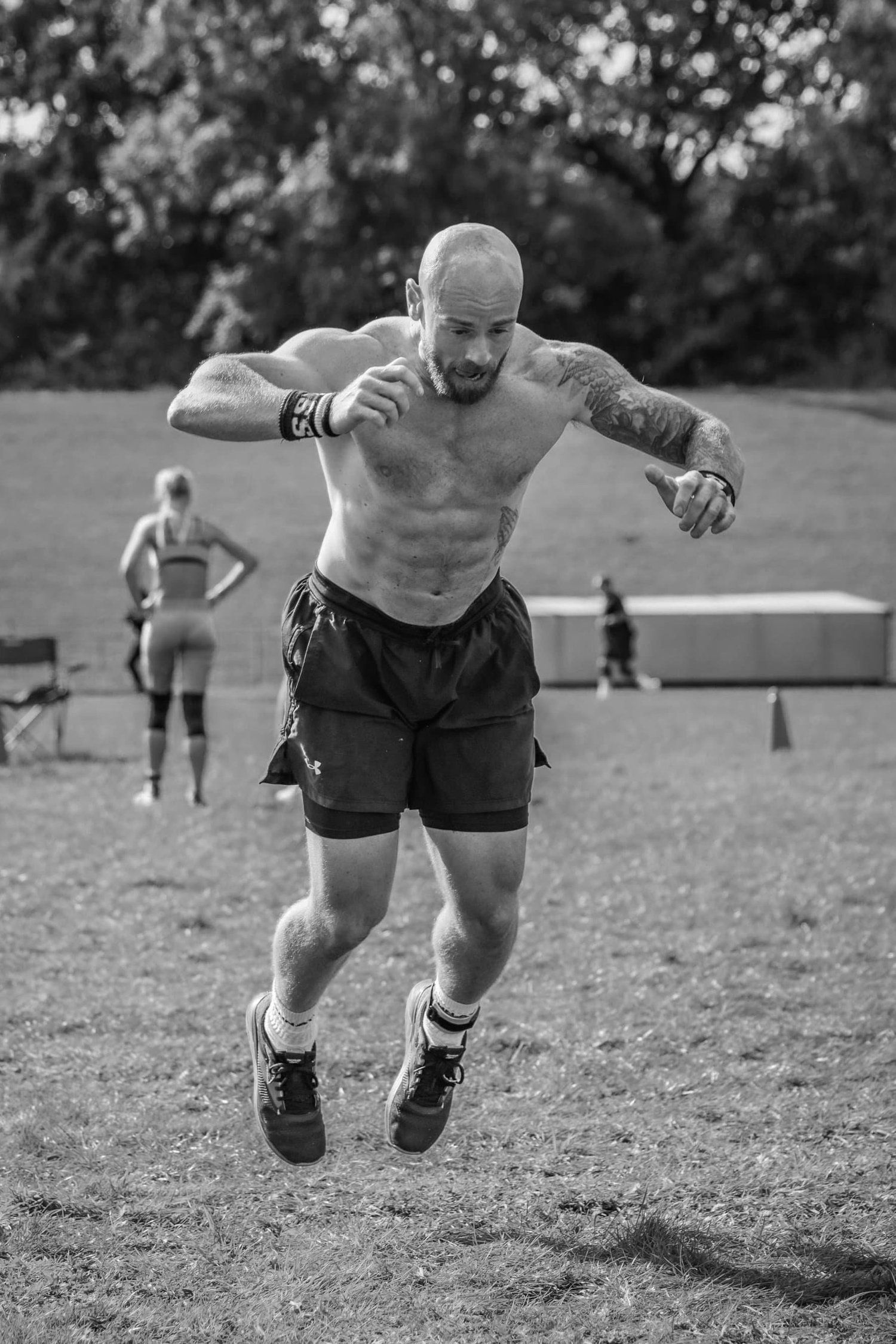 Atleet tijdens een burpee-ver sprong in de 30 meter-baan