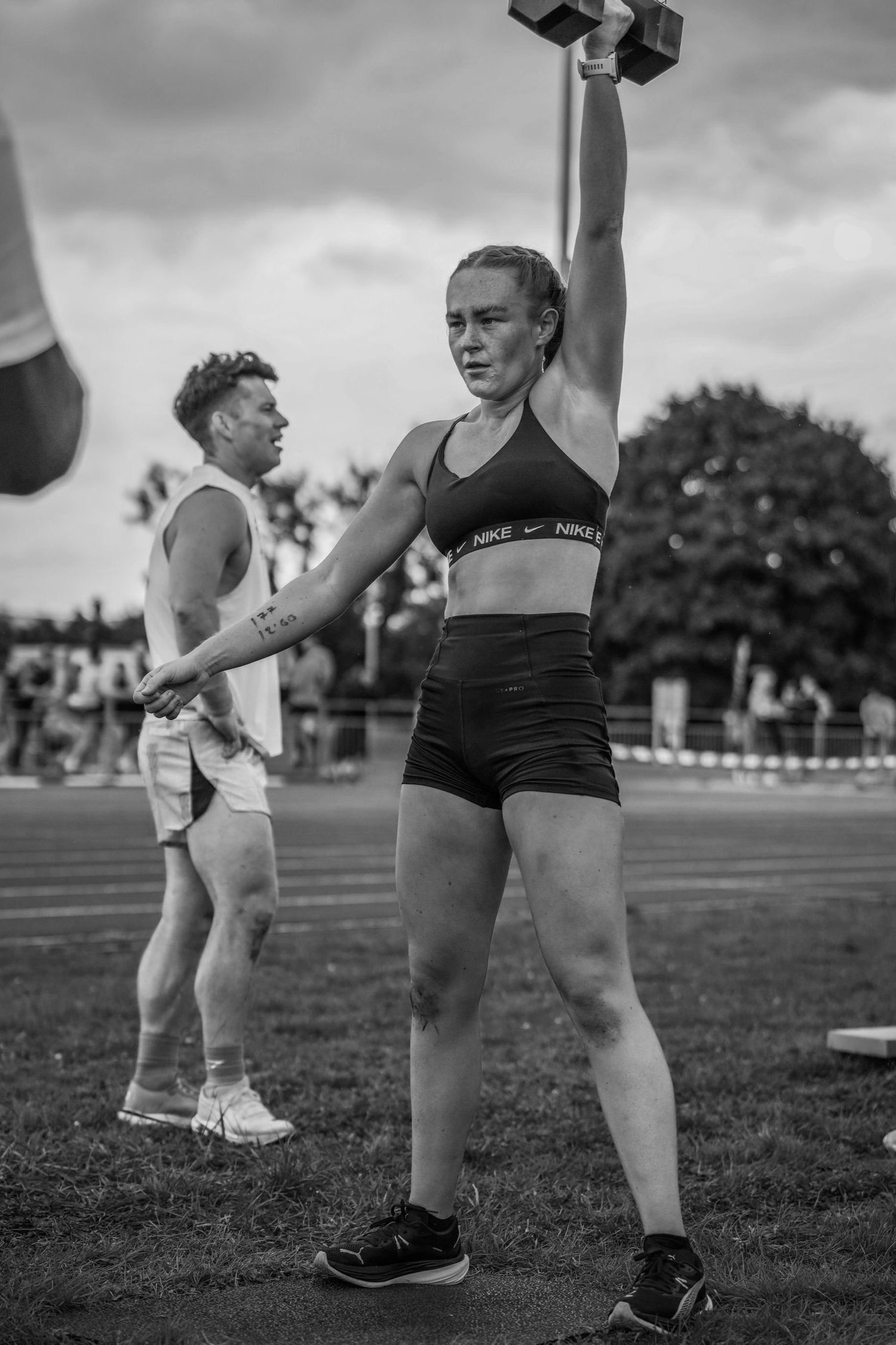 Atleet die een dumbbell snatch uitvoert in de Snatch Labour