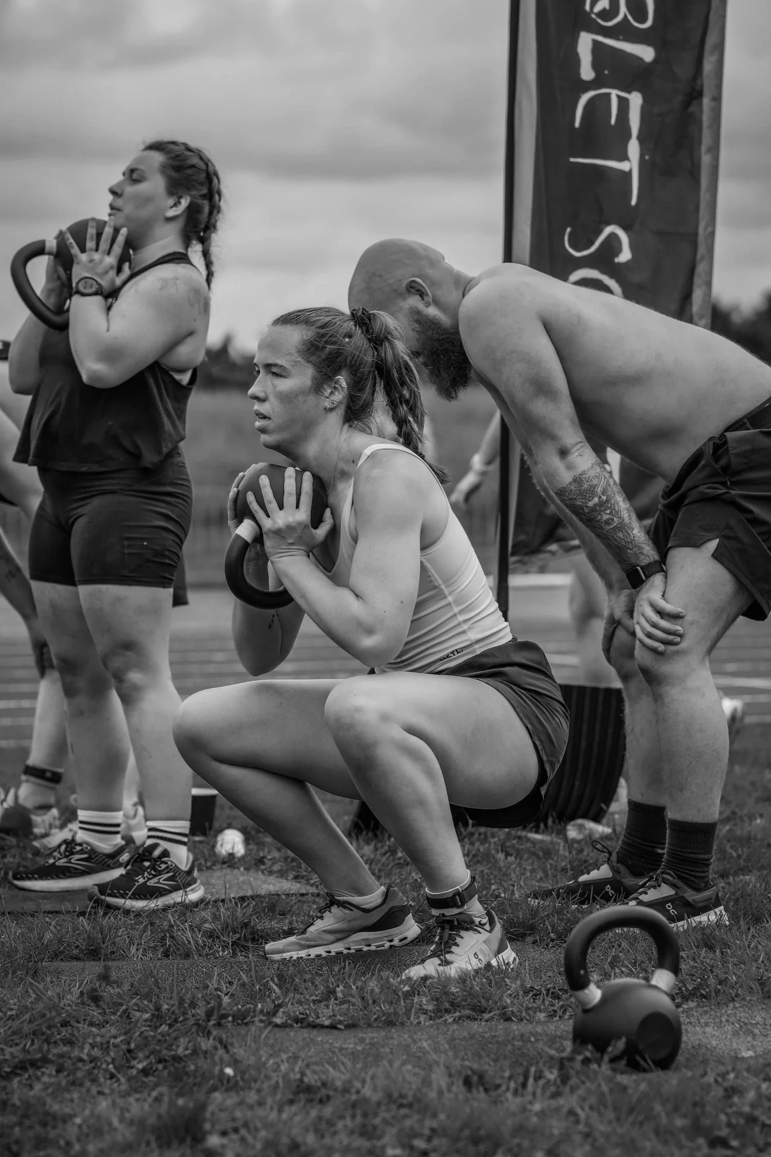 Atleet die een kettlebell-goblet-squat uitvoert tijdens de Goblet Squat Labour