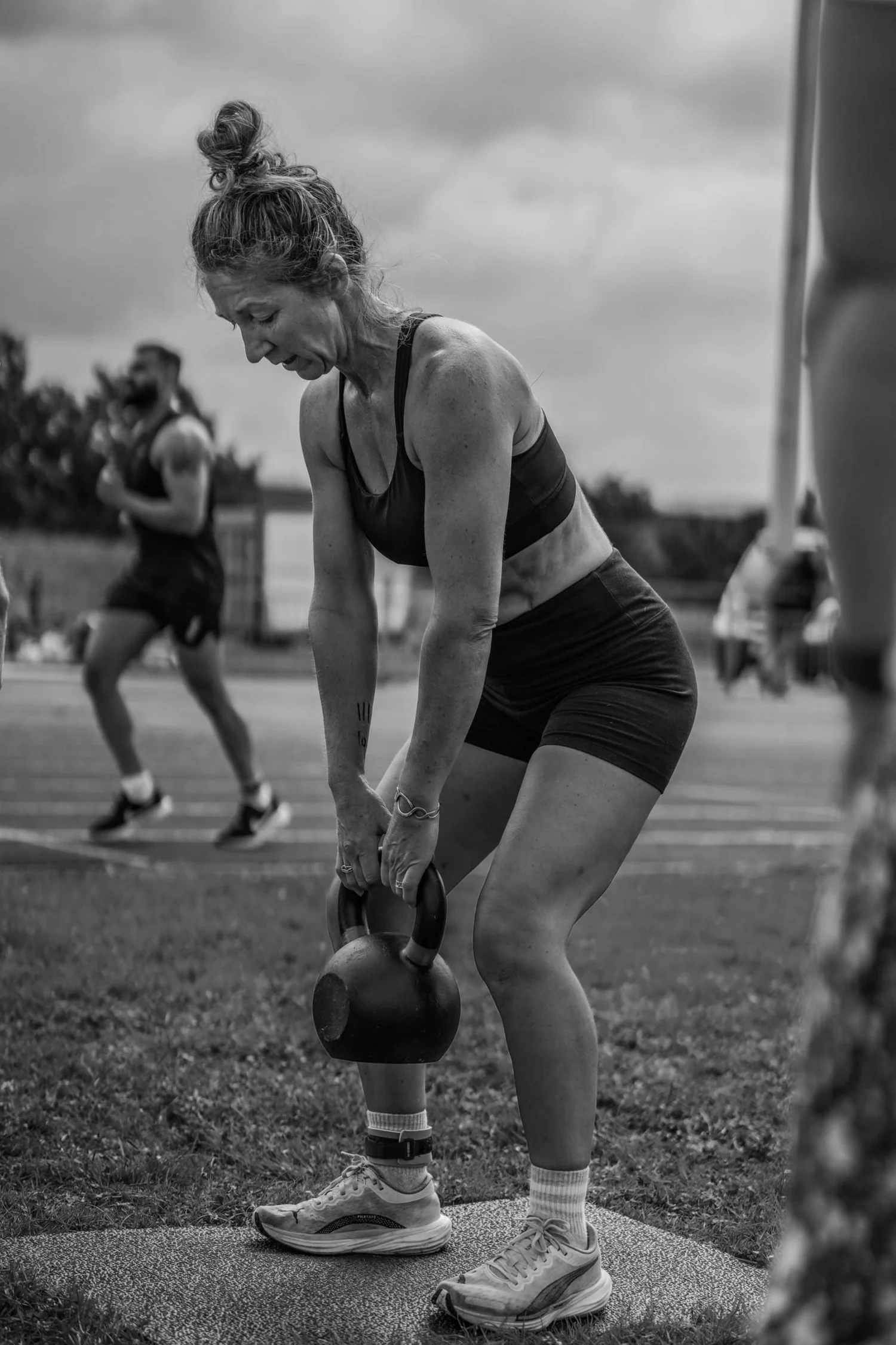 Atleet die kettlebell-deadlifts uitvoert tijdens de Deadlift Labour