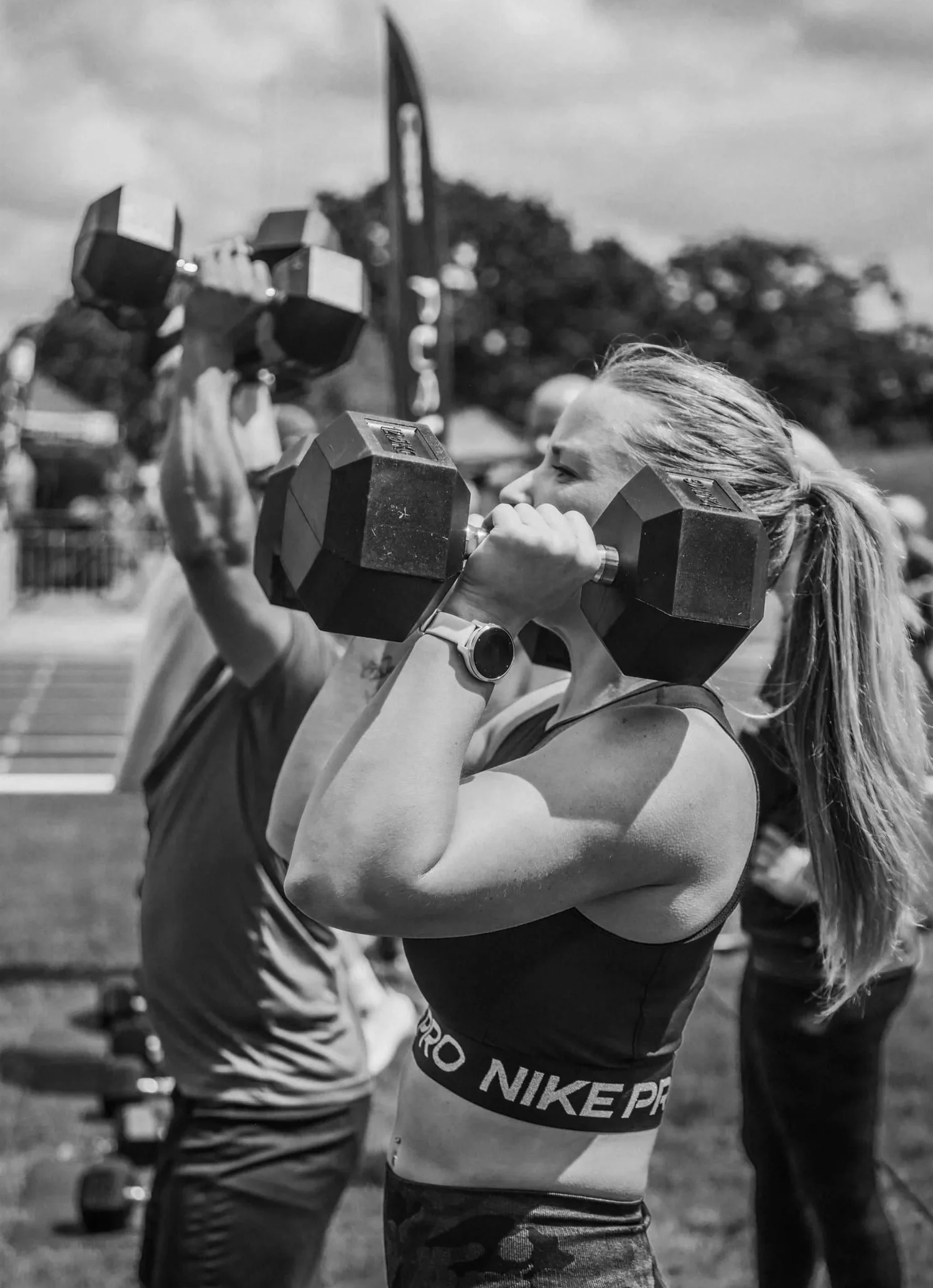 Atleet die twee halters boven het hoofd drukt in de Push Press-oefening